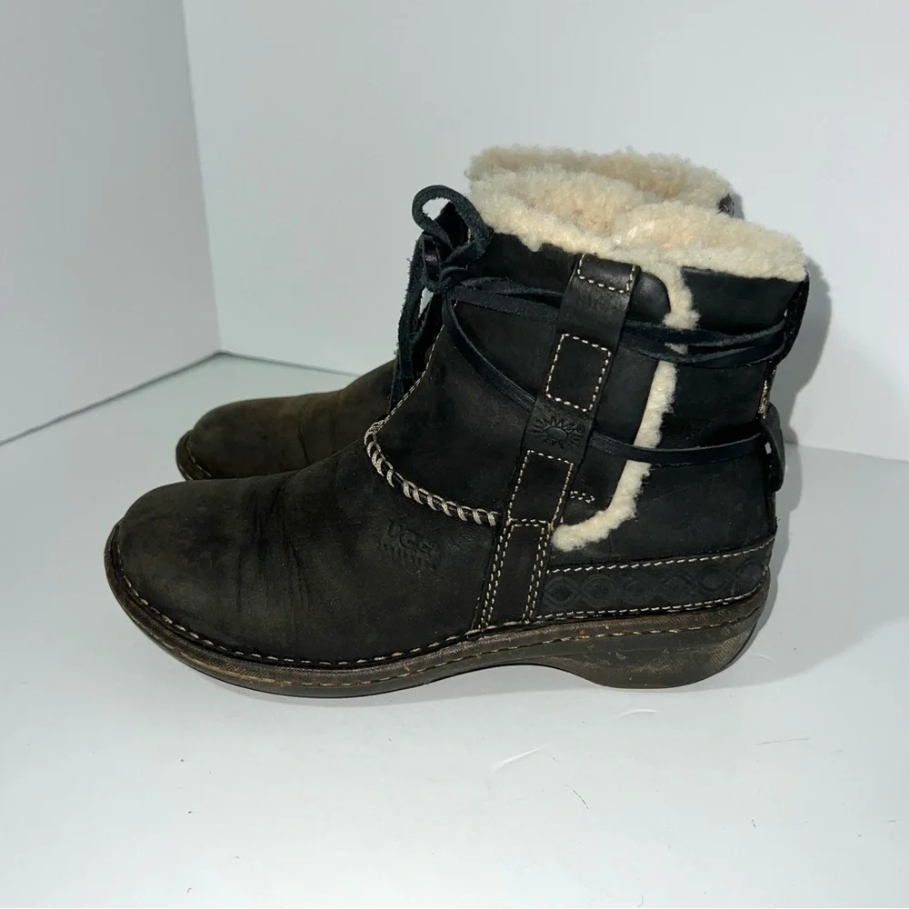 UGG Australia Cove Ankle Boots Black Leather Suede Sheepskin Wrapped Lace Sz 7‎